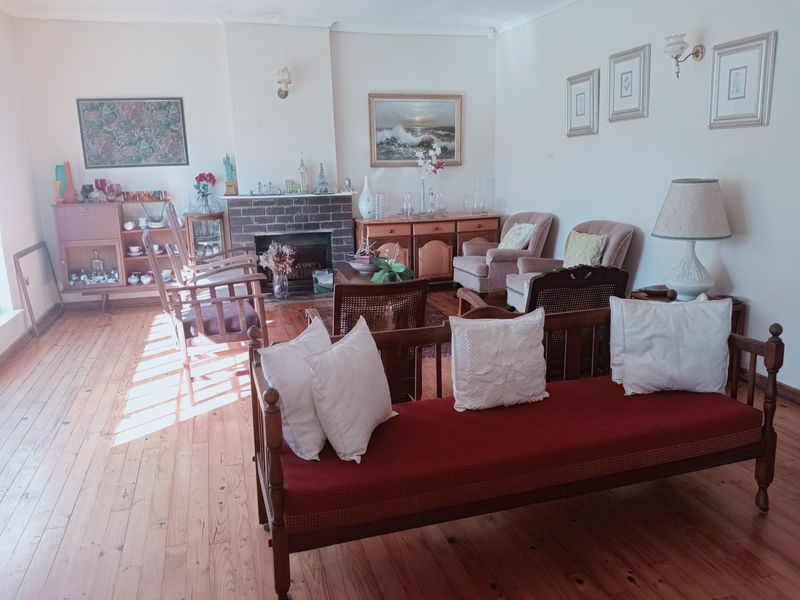 Family Home with beautiful glooming wooden floors where you can make memories - Photo 2