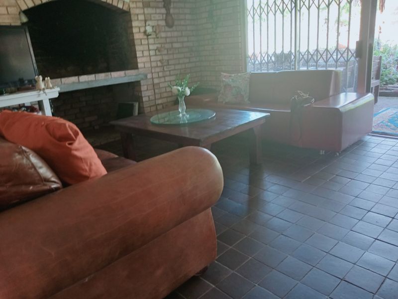Family Home with beautiful glooming wooden floors where you can make memories - Photo 10