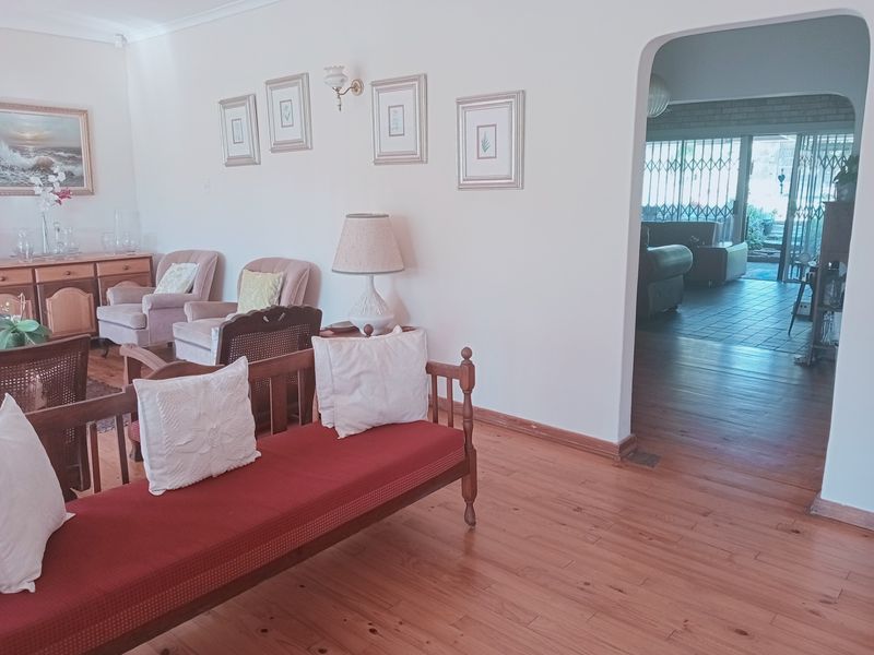 Family Home with beautiful glooming wooden floors where you can make memories - Photo 5