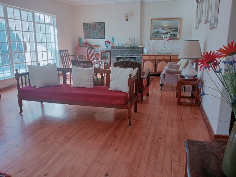 Family Home with beautiful glooming wooden floors where you can make memories - Photo 4