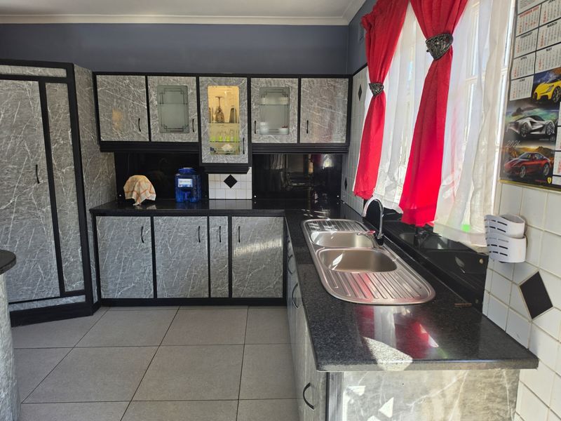 4 Bedroom Property In Malvern - Photo 9