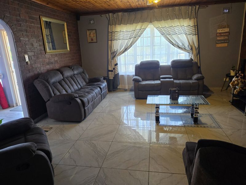 4 Bedroom Property In Malvern - Photo 4
