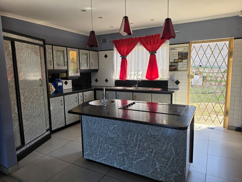 4 Bedroom Property In Malvern - Photo 8