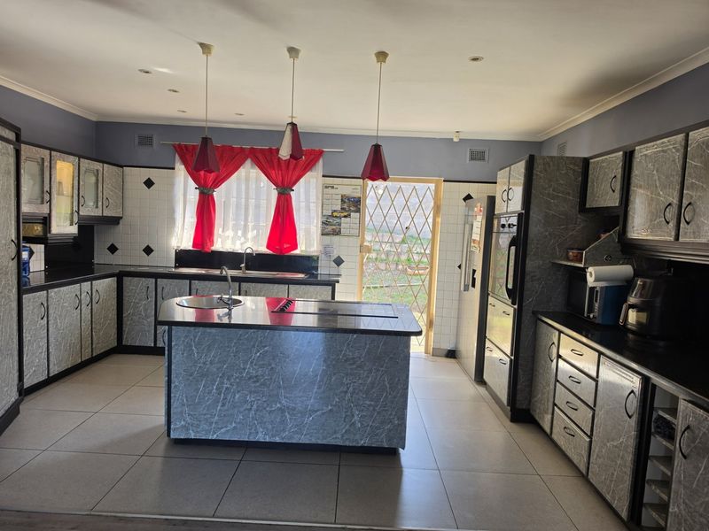 4 Bedroom Property In Malvern - Photo 6
