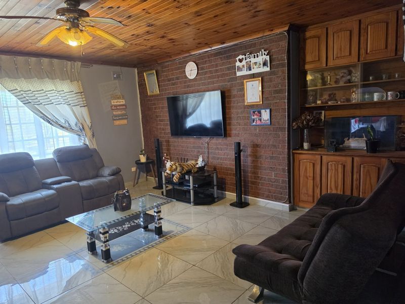 4 Bedroom Property In Malvern - Photo 3