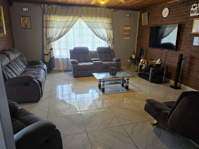 4 Bedroom Property In Malvern - Photo 5