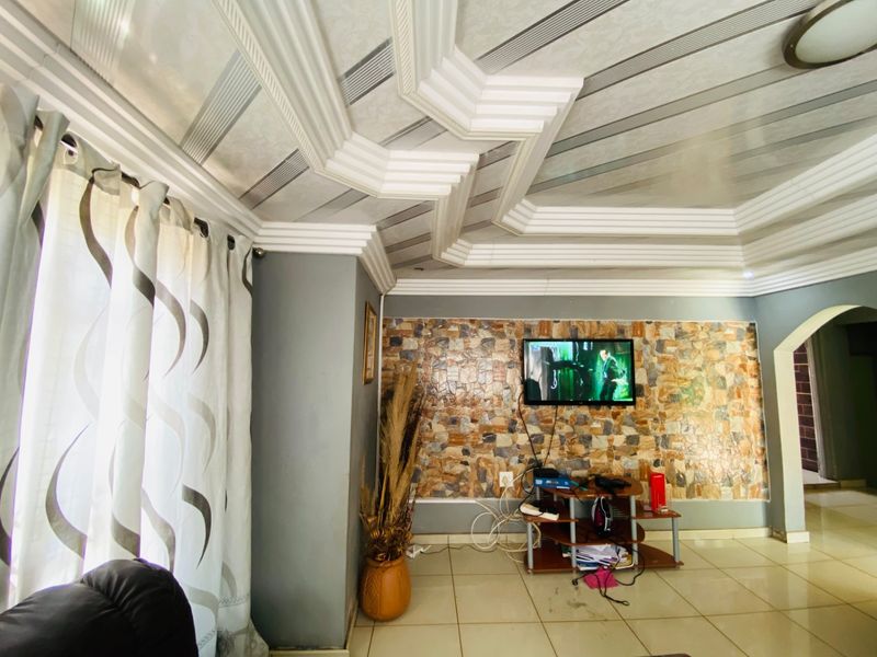 House For Sale in Makwarela Ext 3, Thohoyandou - Photo 3