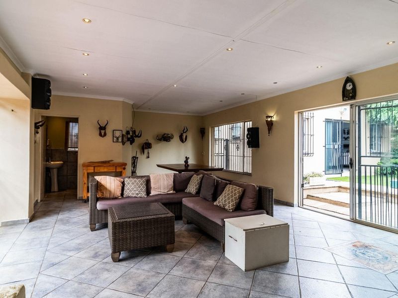Spacious and Versatile Buurendal Home with Entertainment Areas, Pool and Two Studio Cottages - Photo 3