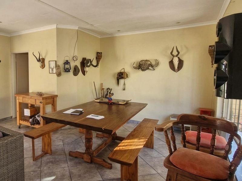 Spacious and Versatile Buurendal Home with Entertainment Areas, Pool and Two Studio Cottages - Photo 4