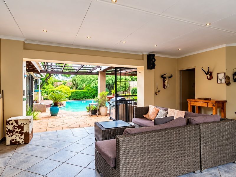 Spacious and Versatile Buurendal Home with Entertainment Areas, Pool and Two Studio Cottages - Photo 2