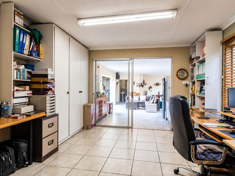Spacious and Versatile Buurendal Home with Entertainment Areas, Pool and Two Studio Cottages - Photo 8