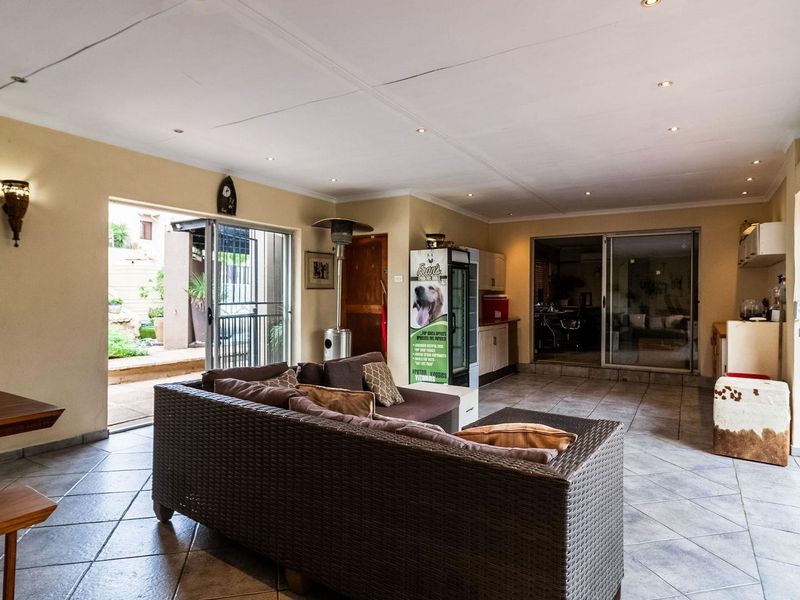 Spacious and Versatile Buurendal Home with Entertainment Areas, Pool and Two Studio Cottages - Photo 7