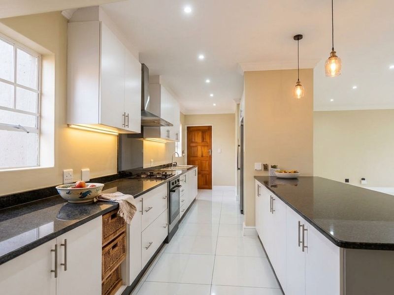 4 bedroom Townhouse For Sale in Equestria, Pretoria - Photo 4