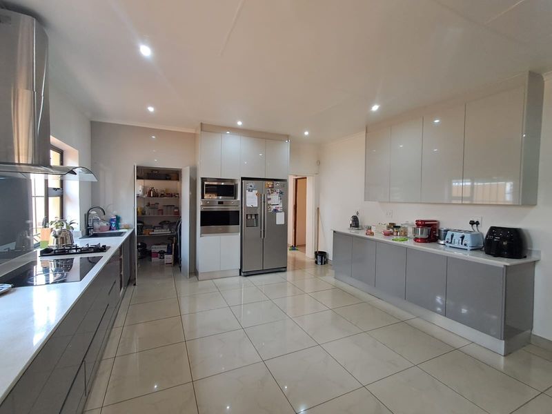 House For Sale in Kensington, Johannesburg - Photo 2