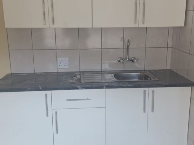 Cottage To Rent in Rouxville, Johannesburg - Photo 4