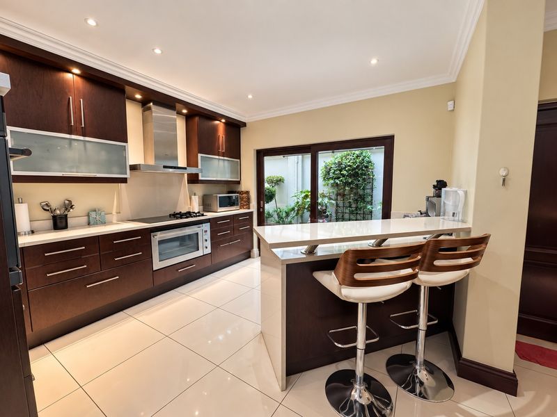 Secure Sandton living! Beautiful cluster home with a pool and backup power! - Photo 10