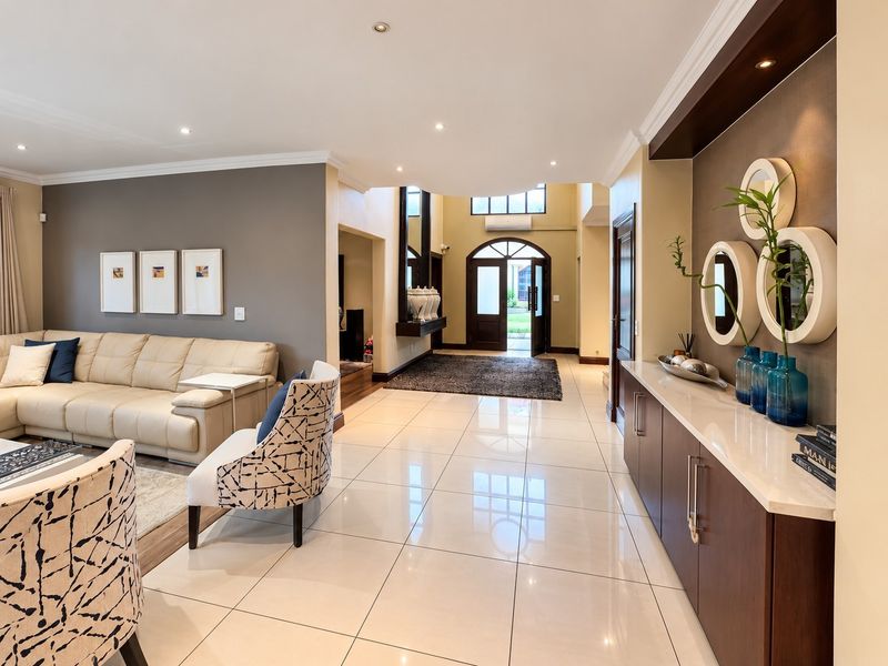Secure Sandton living! Beautiful cluster home with a pool and backup power! - Photo 3