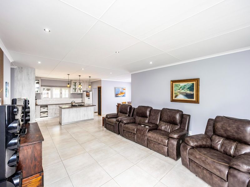 SPACE, LIFESTYLE AND ENDLESS POSSIBILITIES IN SUNRISE-ON-SEA! - Photo 10