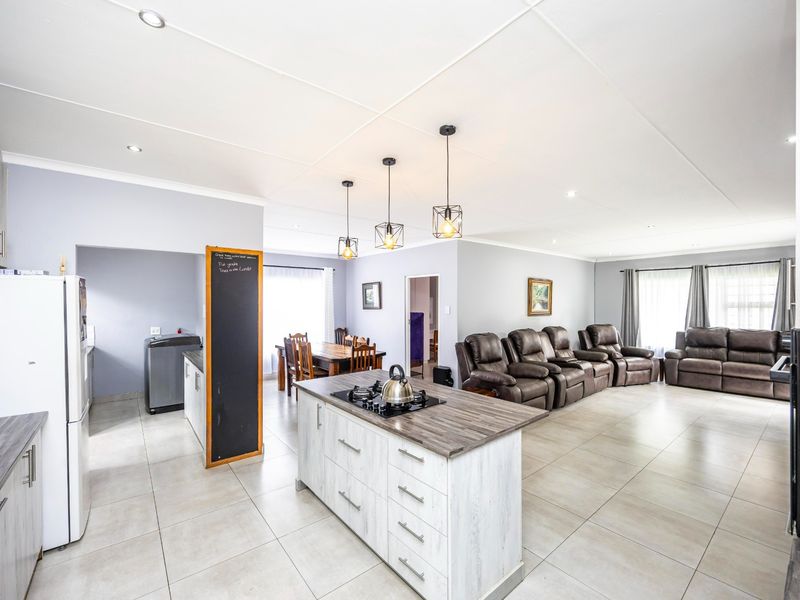 SPACE, LIFESTYLE AND ENDLESS POSSIBILITIES IN SUNRISE-ON-SEA! - Photo 8