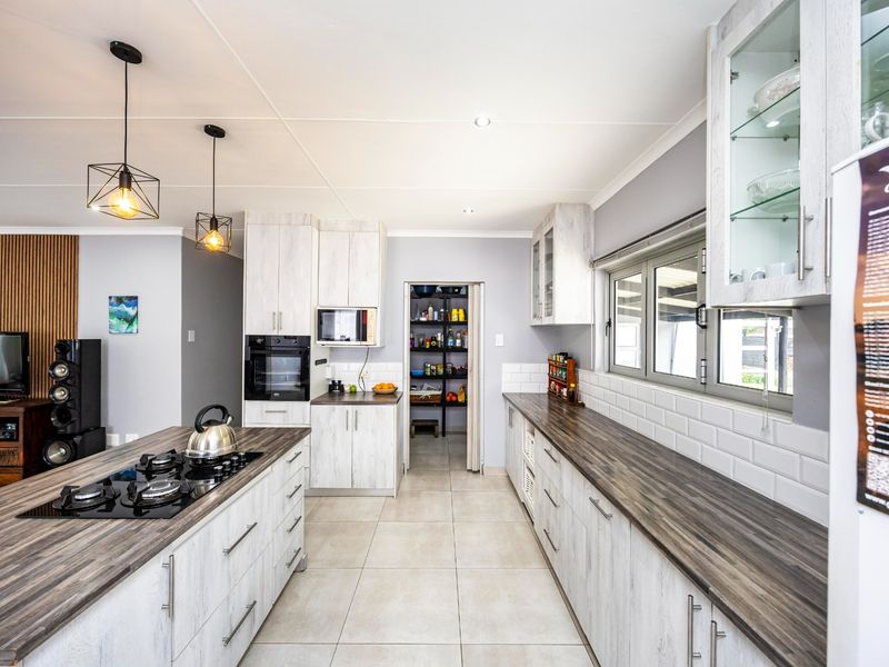 SPACE, LIFESTYLE AND ENDLESS POSSIBILITIES IN SUNRISE-ON-SEA! - Photo 7