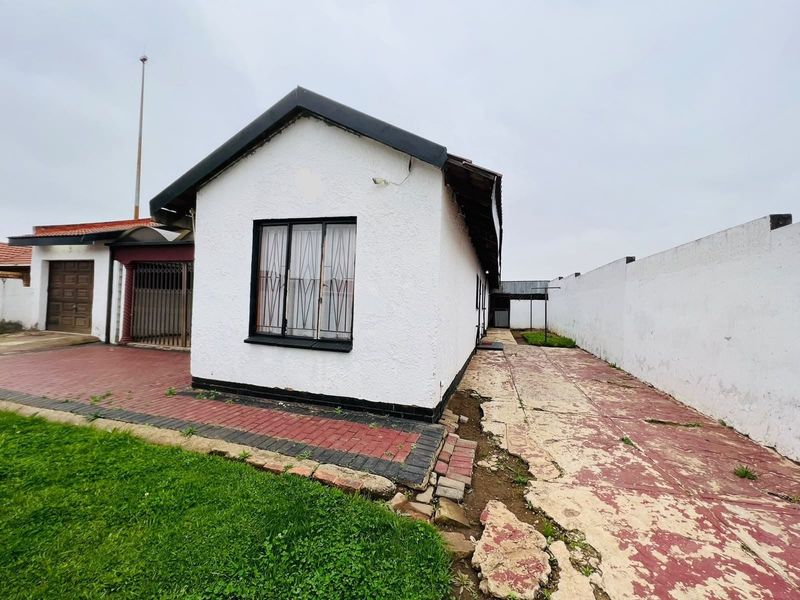 House For Sale in Sebokeng Zone 10, Sebokeng - Photo 2