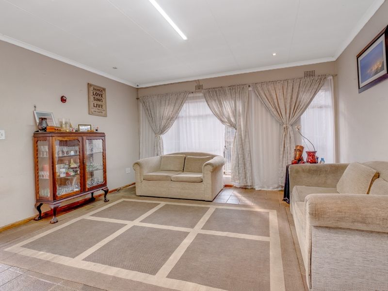 SOLD- 4 Bedroom House For Sale in Witpoortjie, Roodepoort - Photo 2
