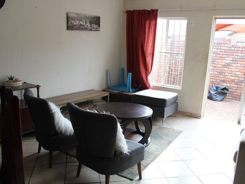 This Immaculate  Home Is For Sale In Chantelle Akasia - Photo 10