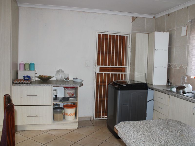 This Immaculate  Home Is For Sale In Chantelle Akasia - Photo 9