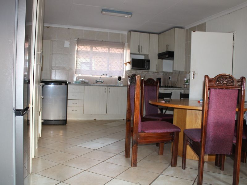 This Immaculate  Home Is For Sale In Chantelle Akasia - Photo 8