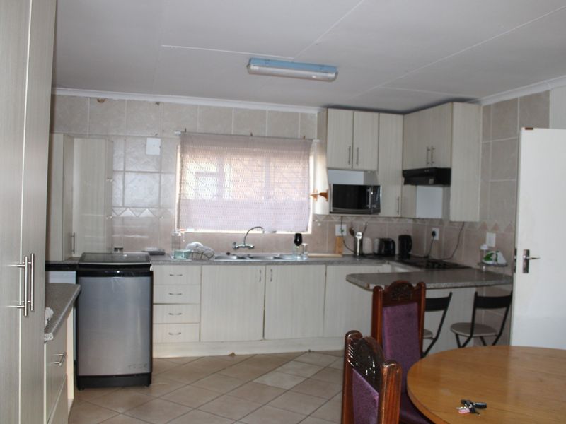 This Immaculate  Home Is For Sale In Chantelle Akasia - Photo 2