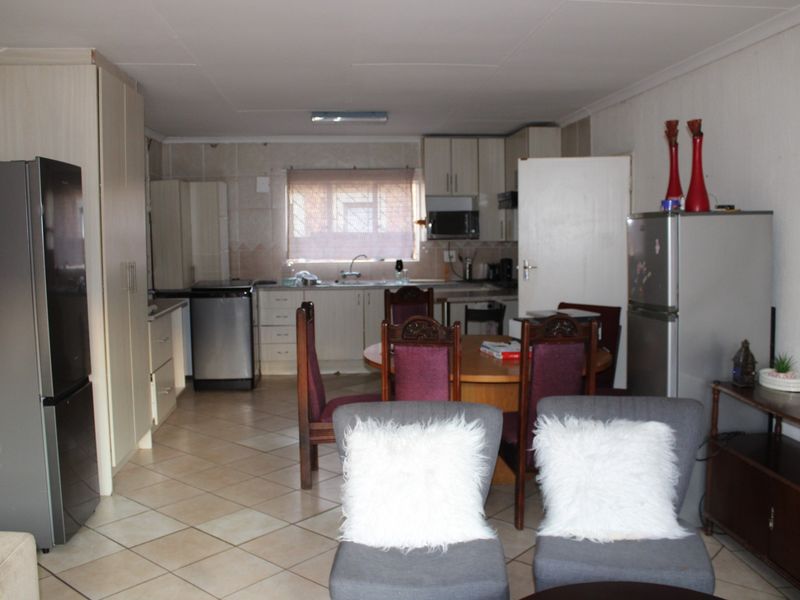 This Immaculate  Home Is For Sale In Chantelle Akasia - Photo 6