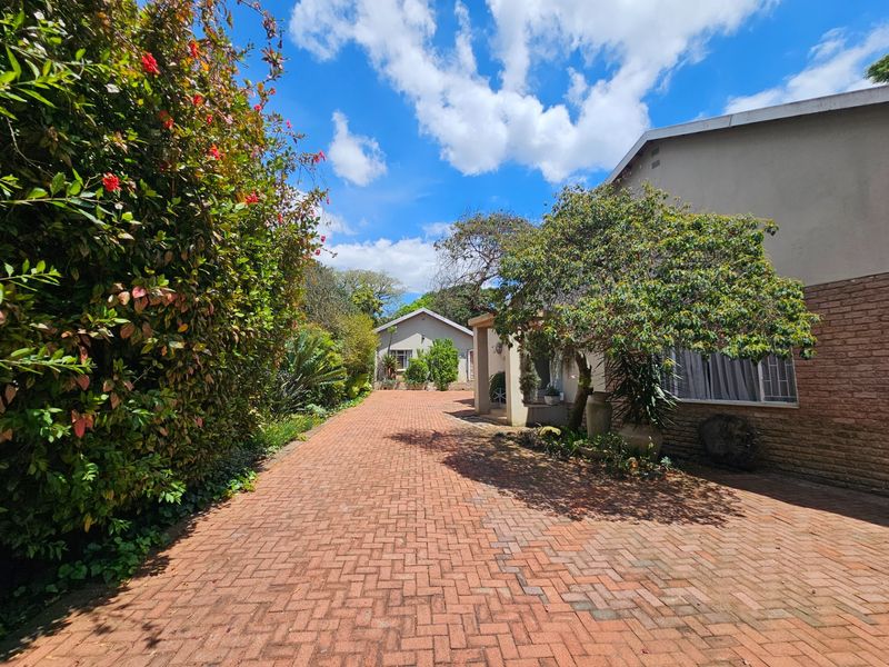 Family home and 1 Bed cottage,  White River close to schools - Photo 5