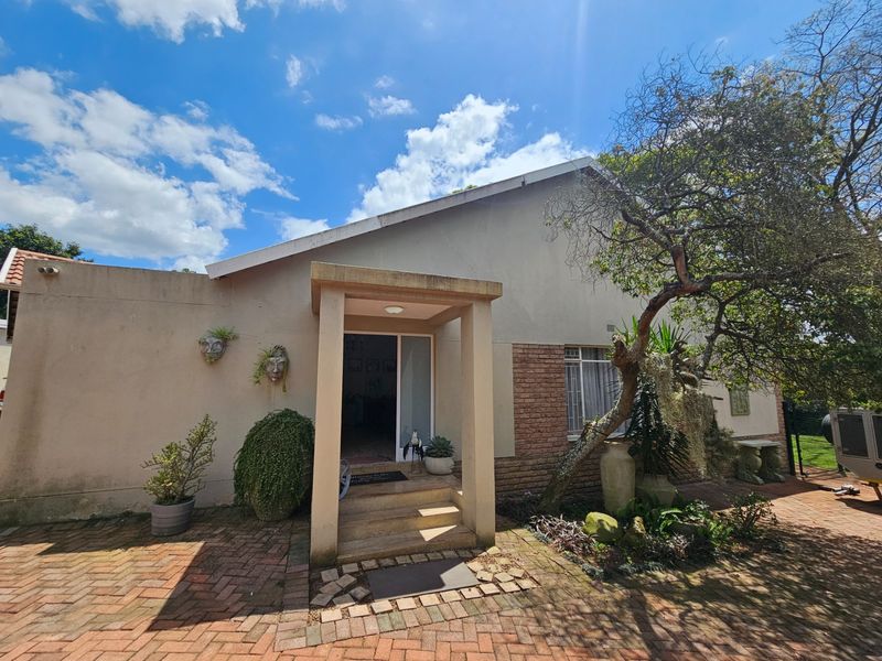 Family home and 1 Bed cottage,  White River close to schools - Photo 4