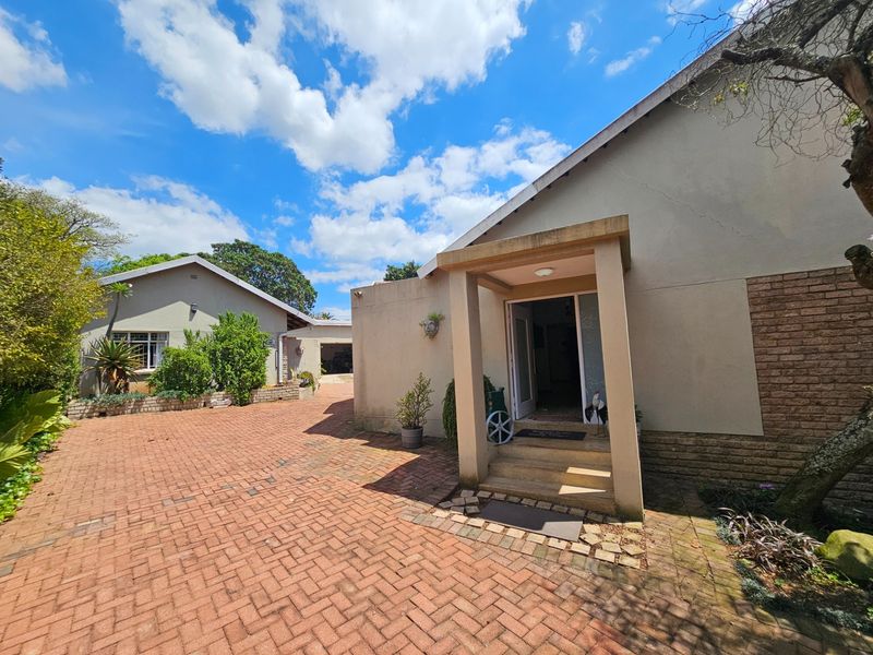 Family home and 1 Bed cottage,  White River close to schools - Photo 3