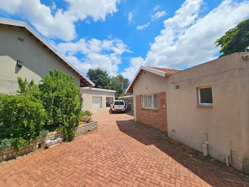 Family home and 1 Bed cottage,  White River close to schools - Photo 8