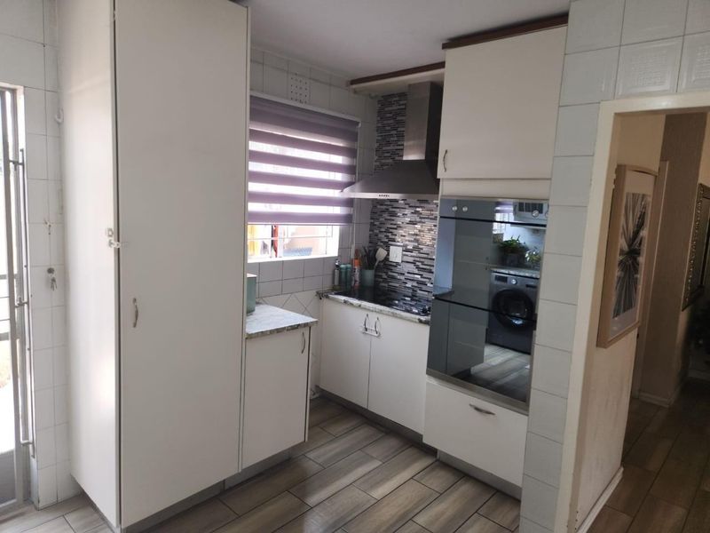 Duplex For Sale in Lyndhurst, Johannesburg - Photo 8
