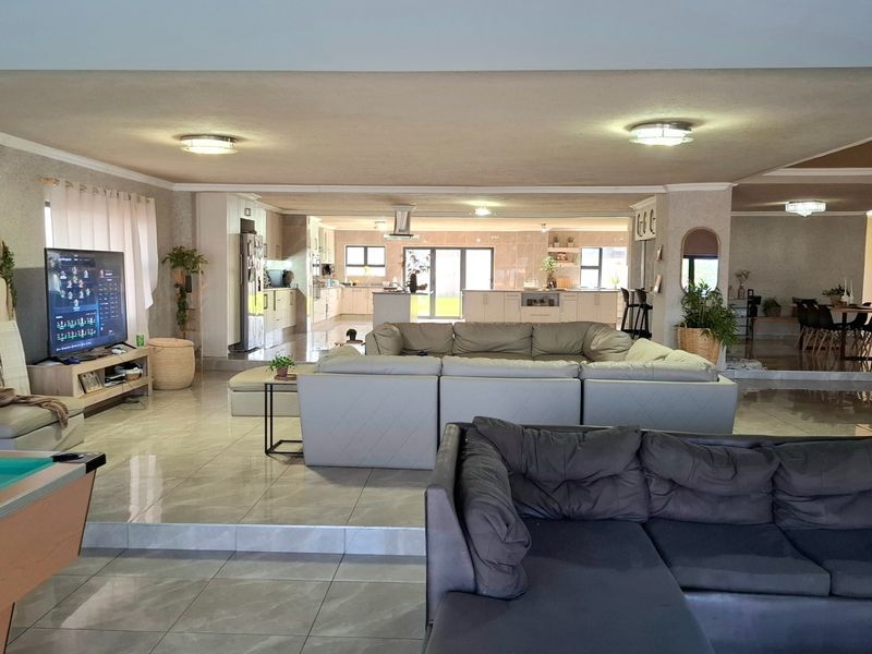 Beachfront House For Sale in St Michaels On Sea, Margate, KwaZulu Natal - Photo 3