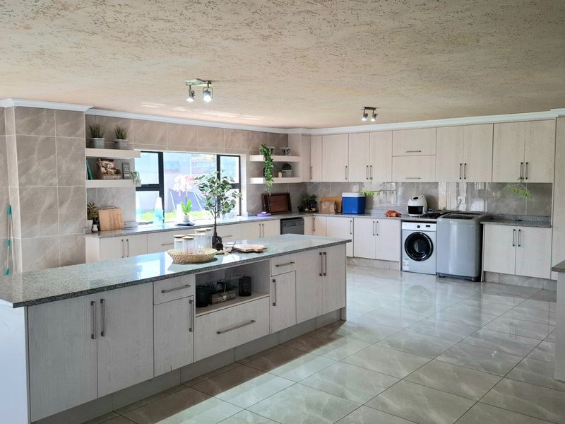 Beachfront House For Sale in St Michaels On Sea, Margate, KwaZulu Natal - Photo 6