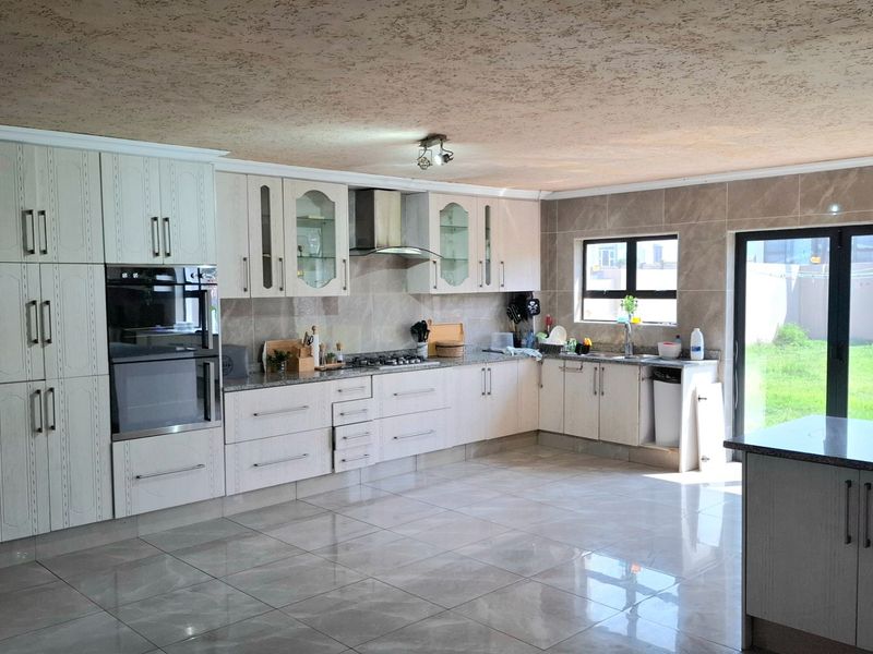 Beachfront House For Sale in St Michaels On Sea, Margate, KwaZulu Natal - Photo 5