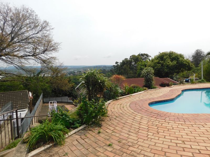 Modern 3 bedroom, 2 bathroom family home with swimming pool for sale in Northdene - Photo 10