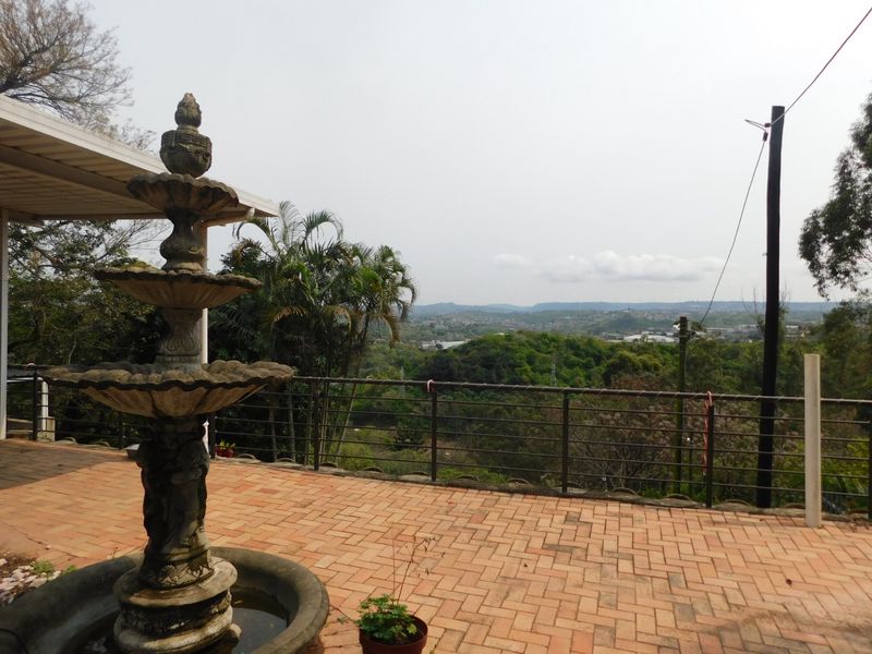 Modern 3 bedroom, 2 bathroom family home with swimming pool for sale in Northdene - Photo 7