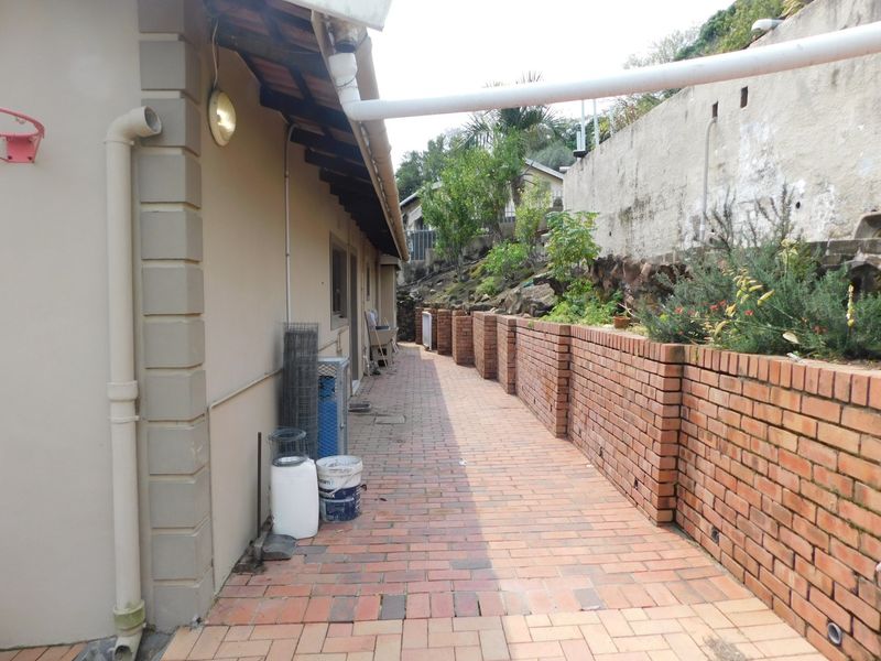 Modern 3 bedroom, 2 bathroom family home with swimming pool for sale in Northdene - Photo 9