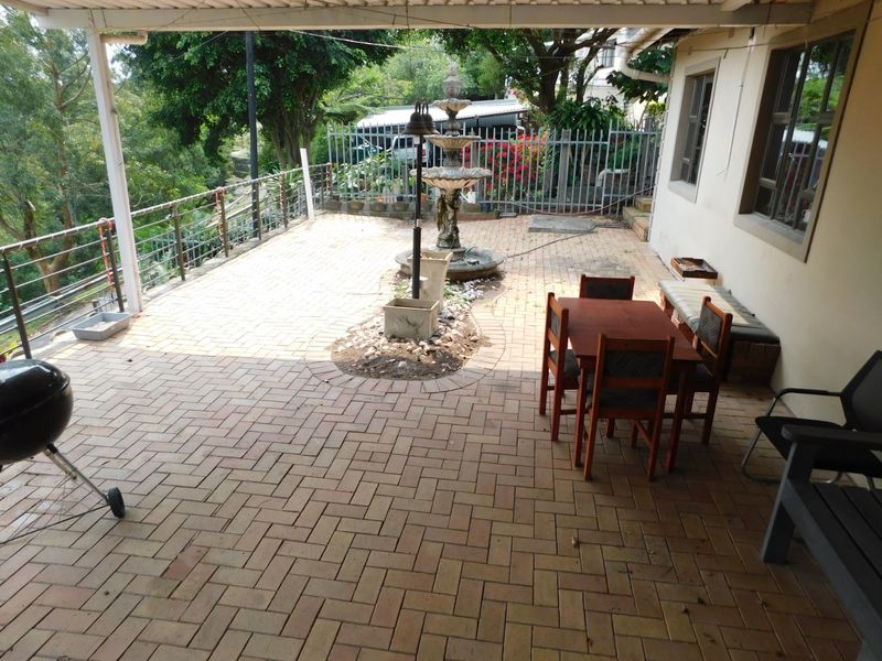 Modern 3 bedroom, 2 bathroom family home with swimming pool for sale in Northdene - Photo 6