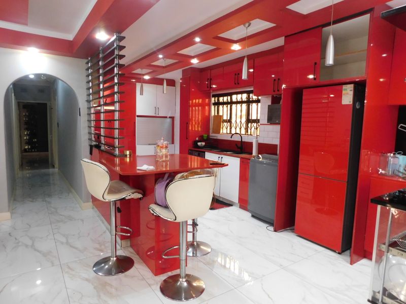 Modern 3 bedroom, 2 bathroom family home with swimming pool for sale in Northdene - Photo 4