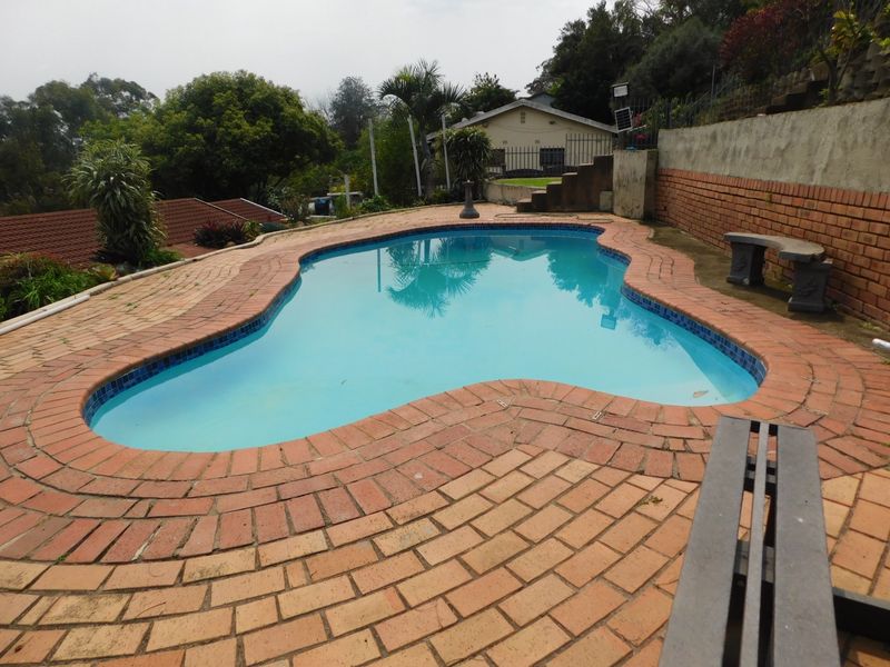 Modern 3 bedroom, 2 bathroom family home with swimming pool for sale in Northdene - Photo 3