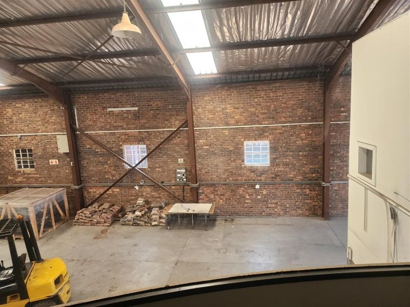 1 000m2 Industrial Warehouse Property For Sale - Photo 3