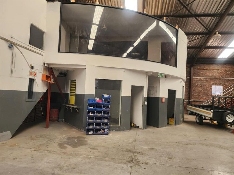 1 000m2 Industrial Warehouse Property For Sale - Photo 9