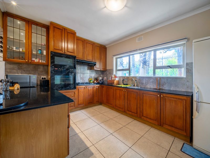 Luxury 6-bedroom family home with spectacular Table Mountain views in Plattekloof 2 - Photo 5