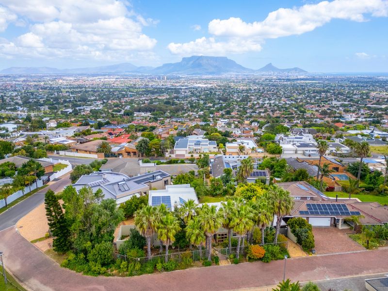 Luxury 6-bedroom family home with spectacular Table Mountain views in Plattekloof 2 - Photo 3