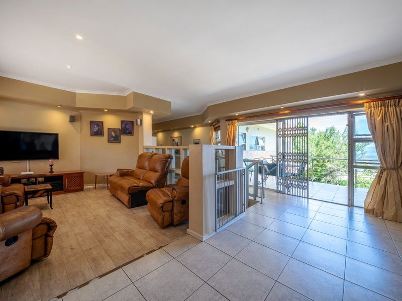 Luxury 6-bedroom family home with spectacular Table Mountain views in Plattekloof 2 - Photo 10